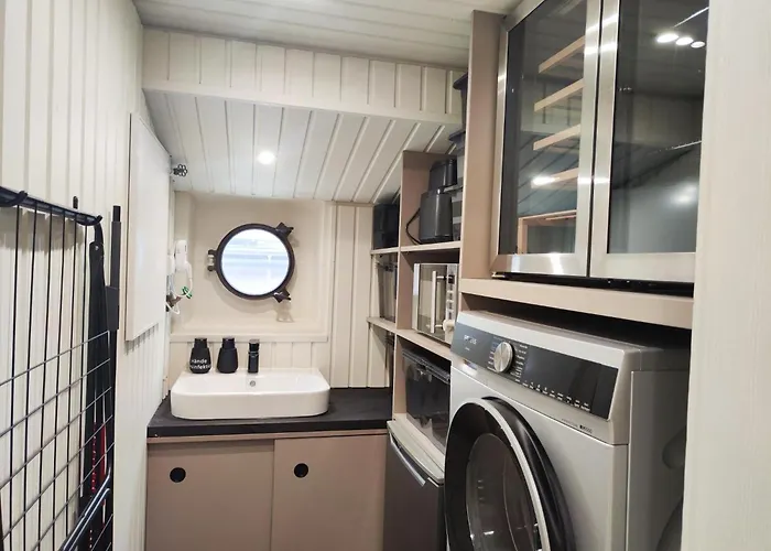 8 Personen Hausboot Mit Hot Tub, Sauna, Kaminofen, Klimaanlage, Lounge, Sonnendeck Und Garten Mit Buddelschiff Direkt Hinterm Deich In Botel