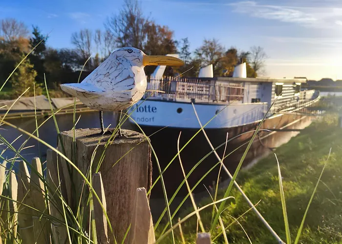 8 Personen Hausboot Mit Hot Tub, Sauna, Kaminofen, Klimaanlage, Lounge, Sonnendeck Und Garten Mit Buddelschiff Direkt Hinterm Deich In